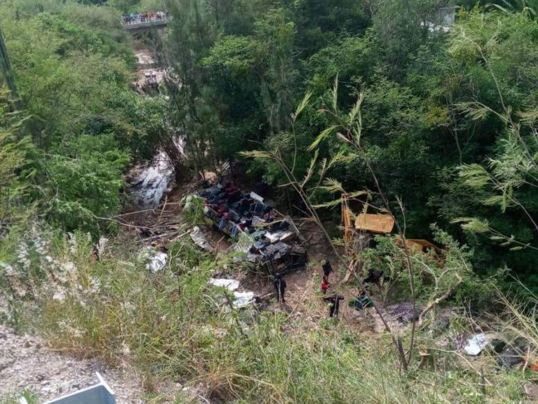 Fotografías revelan el devastador accidente de autobús que cobró la vida de 27 personas en México