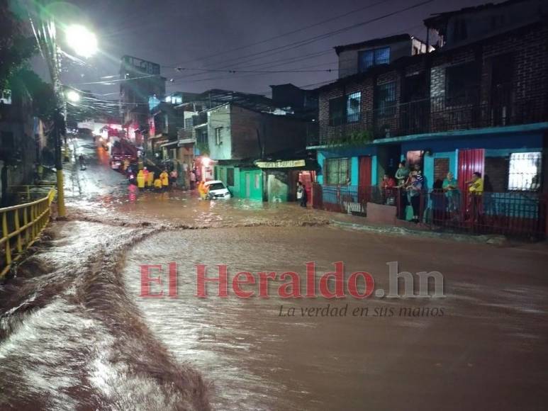 Carros atrapados y viviendas inundadas, las imágenes por las fuertes lluvias en la capital