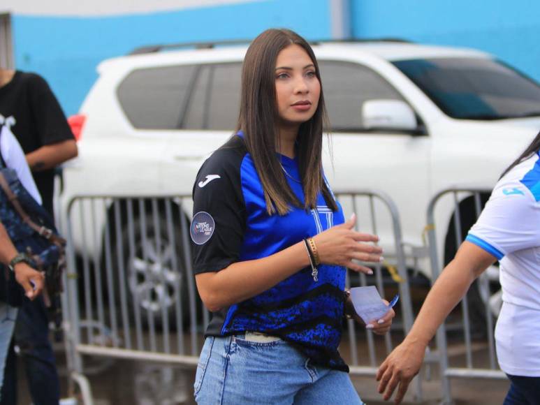 Bellas chicas roban miradas en previa del Honduras vs. Cuba