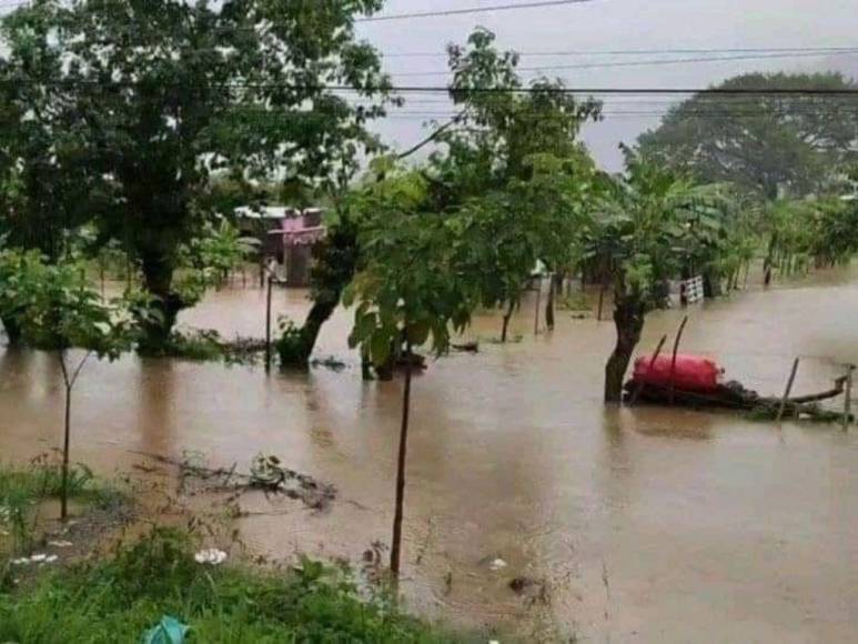 Ríos desbordados, inundaciones y sectores incomunicados por fuertes lluvias en Honduras