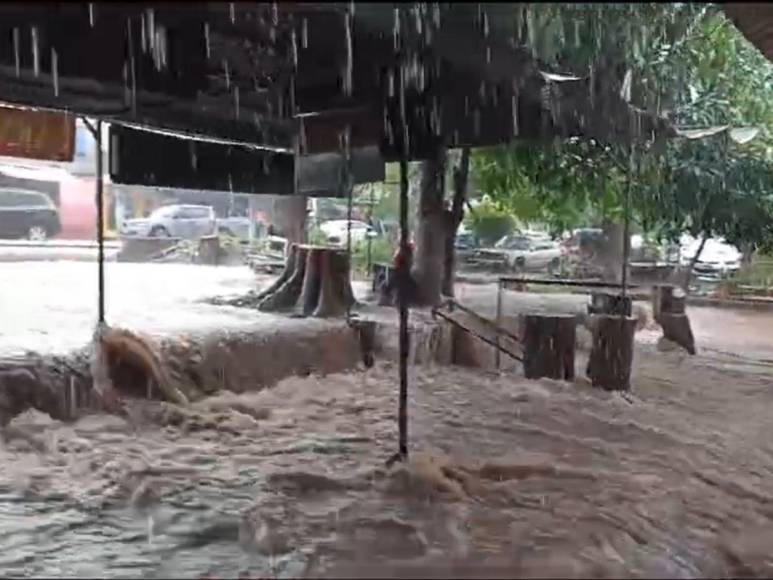 Caos en Tegucigalpa: fuertes lluvias causan daños en calles, carros y motocicletas