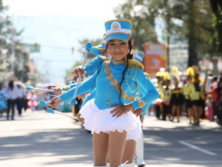 Lindas y adorables, así desfilan las palillonas por las calles de Tegucigalpa