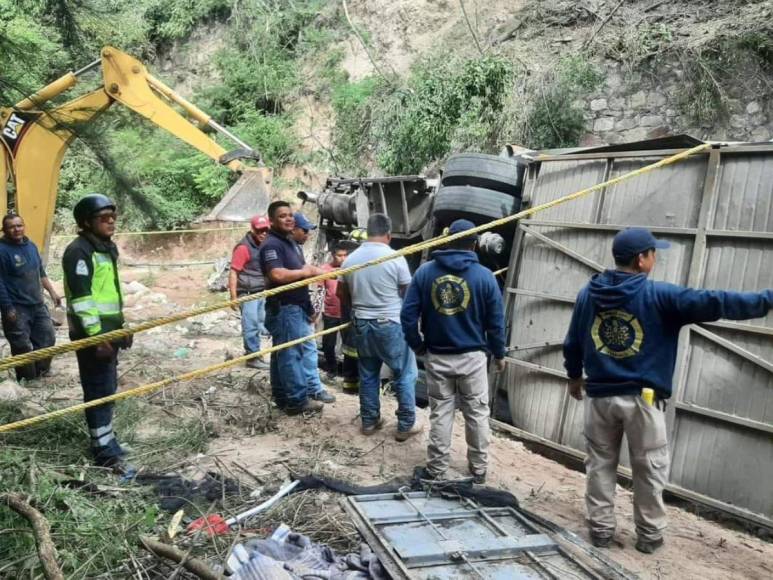 Fotografías revelan el devastador accidente de autobús que cobró la vida de 27 personas en México