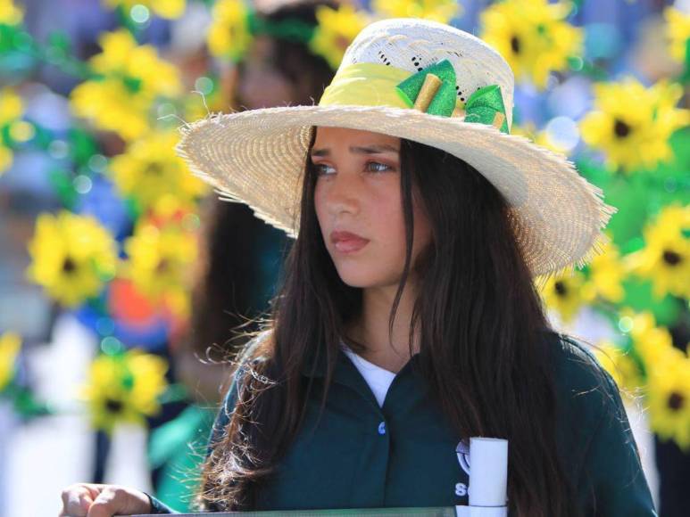 No se vio en TV: el regreso de Erlin Carranza, la chica de los lentes, coloridos disfraces y el zafarrancho