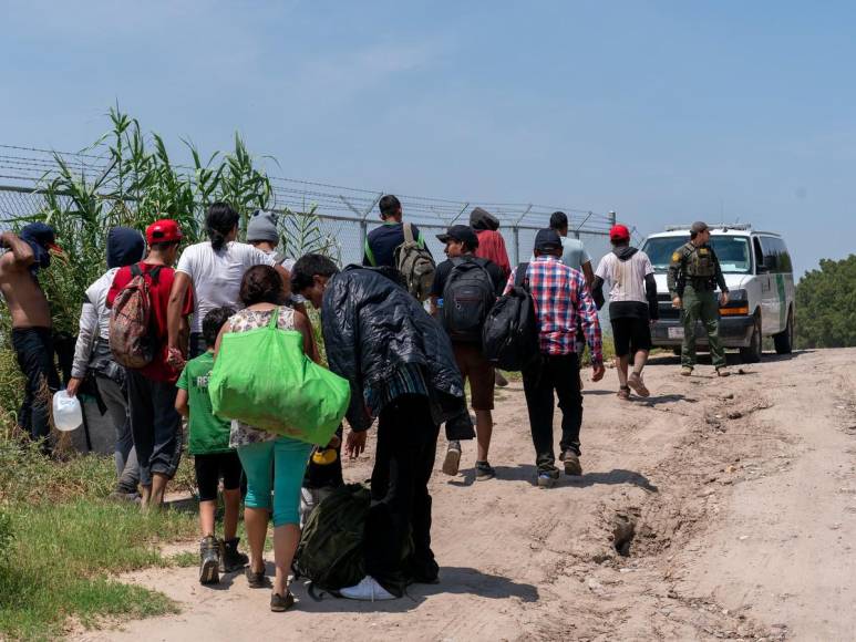 Migrantes desafían peligrosas barreras fronterizas en su camino a Estados Unidos