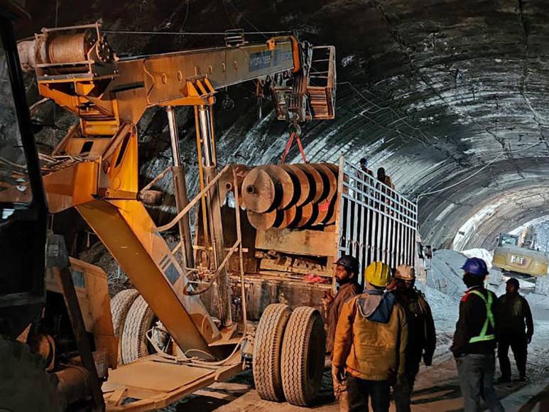 India: tercer día de rescate de 40 obreros atrapados en un túnel