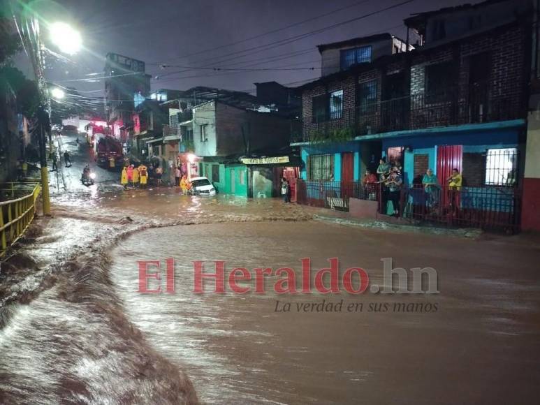 Carros atrapados y viviendas inundadas, las imágenes por las fuertes lluvias en la capital