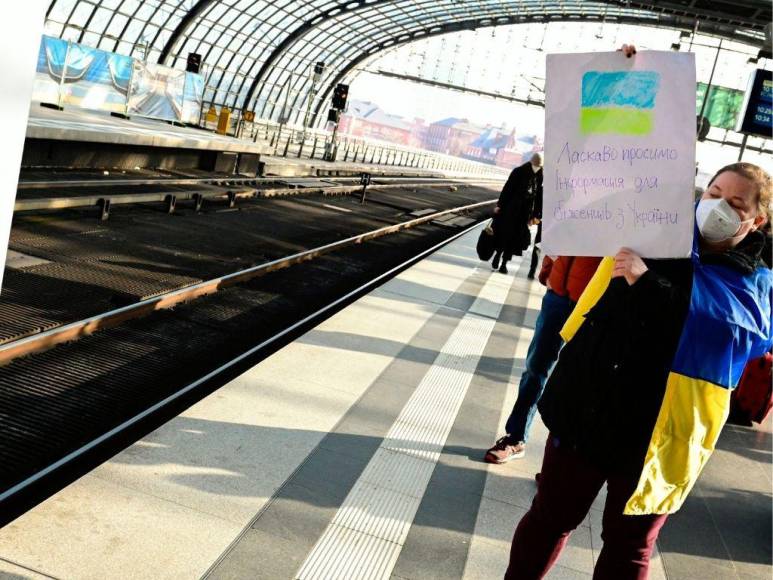 Ucranianos cansados y emocionados llegan en tren a Berlín tras escapar de la guerra