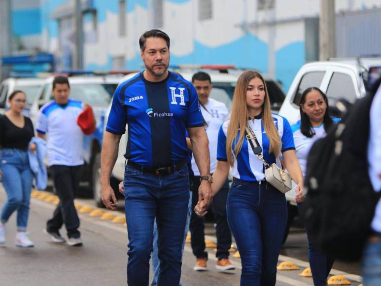 Bellas chicas roban miradas en previa del Honduras vs. Cuba