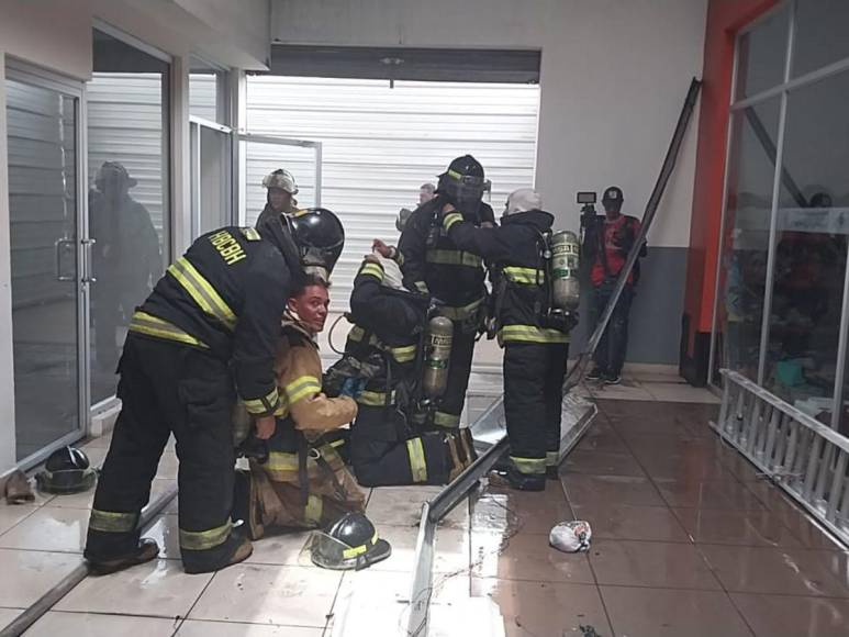 Imágenes del incendio que afectó a negocio de venta de ropa en la capital