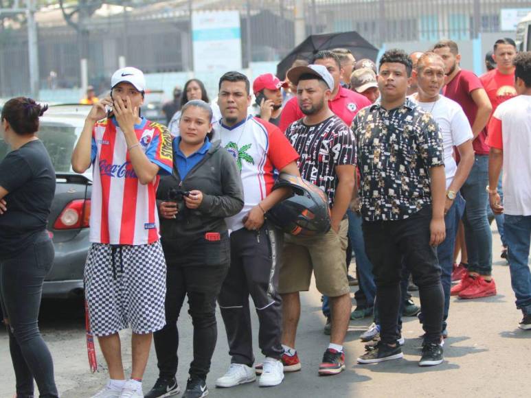 Empujones, gritos y desorden: caos genera compra de boletos para final Olimpia contra Olancho FC en el Estadio Nacional