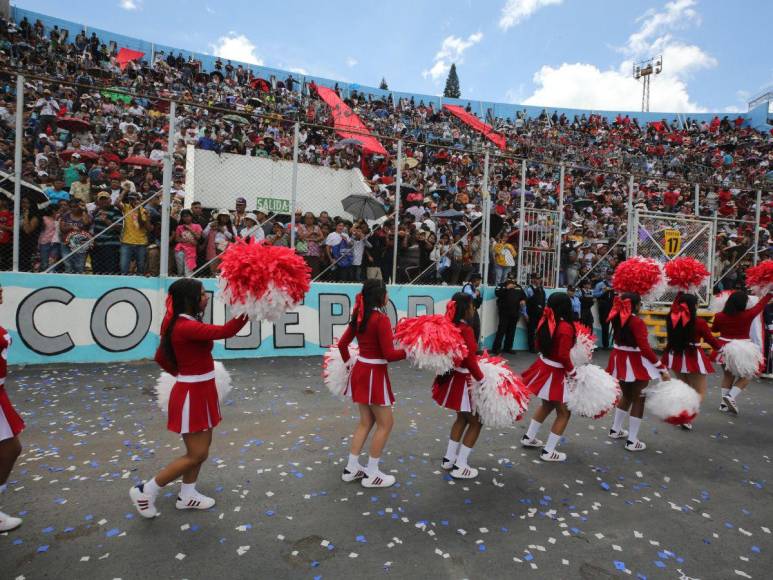 Bellas pomponeras dieron ambiente con espectáculo de baile en los desfiles patrios