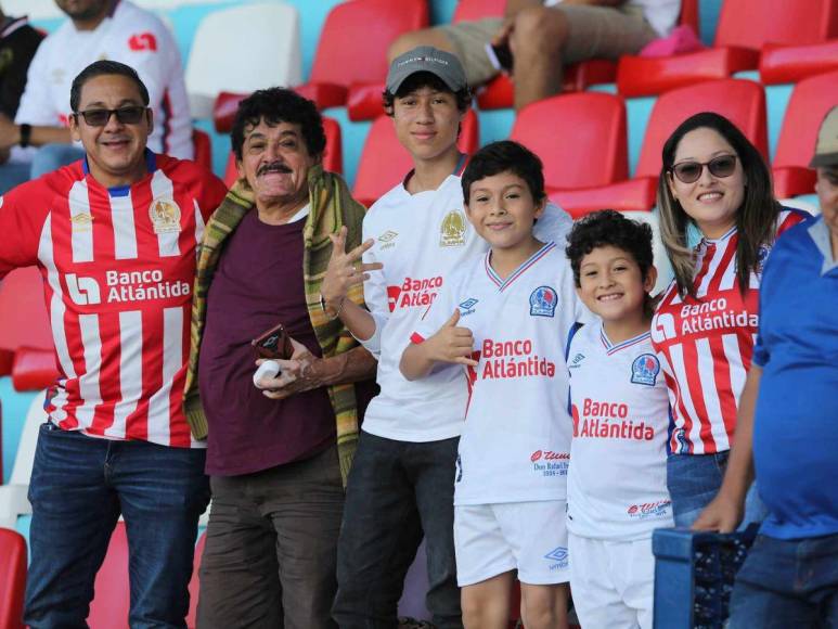 Bellas chicas roban miradas en el clásico Olimpia- Marathón en el Nacional