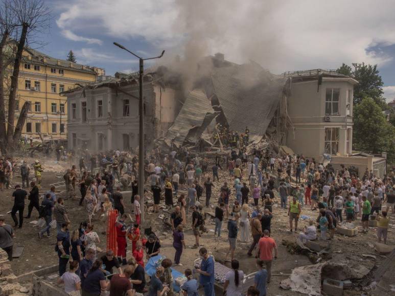 Las fotos más impactantes del bombardeo ruso al Hospital de niños en Kiev, Ucrania