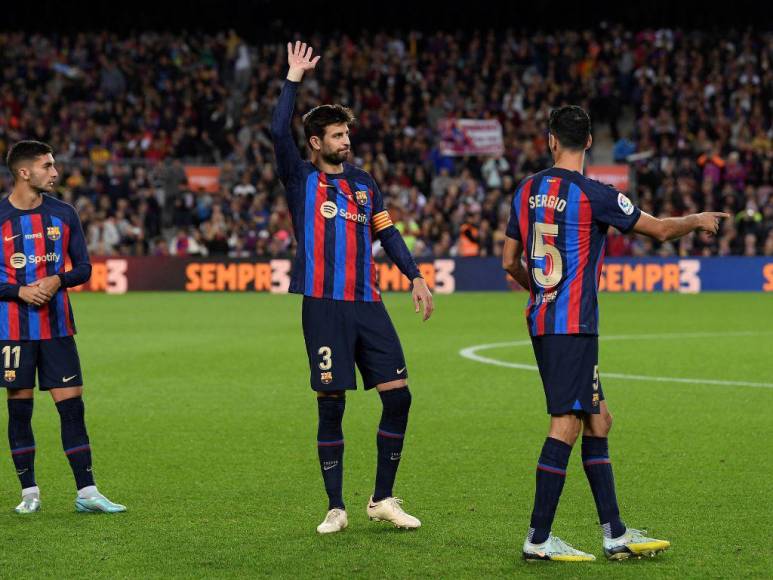 Acompañado de sus hijos y ovacionado por la afición: Así fue el último partido de Piqué con el Barcelona