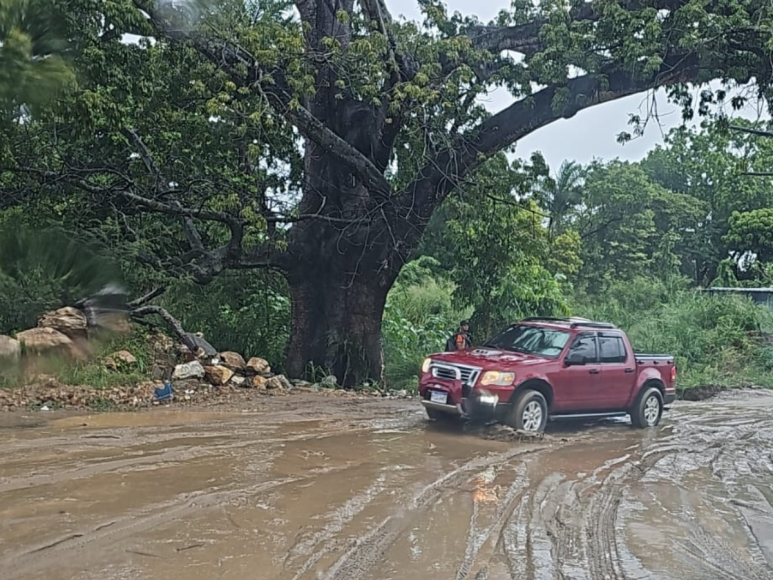 Derrumbes y mar revuelto, efectos del frente frío en Roatán