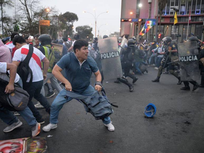 Piden cierre del Congreso y renuncia de Boluarte: imágenes de las protestas en Perú