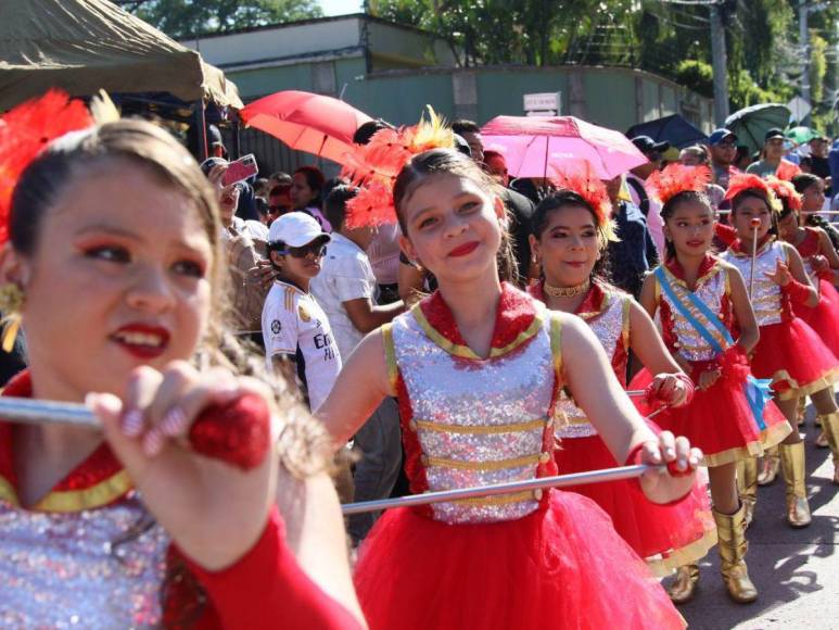 Lindas y adorables, así desfilan las palillonas por las calles de Tegucigalpa