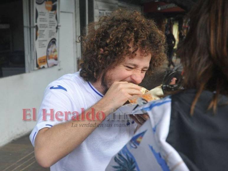 En imágenes: así saborea Luisito Comunica las baleadas en la capital