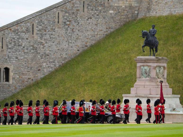 Buses compartidos y vuelos comerciales: Así fue el plan para los invitados al funeral de la reina Isabel II