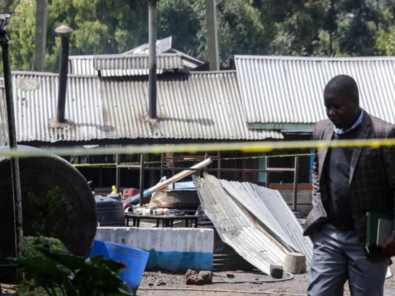 Luto en Kenia tras fuerte incendio en escuelas; han muerto 17 niños