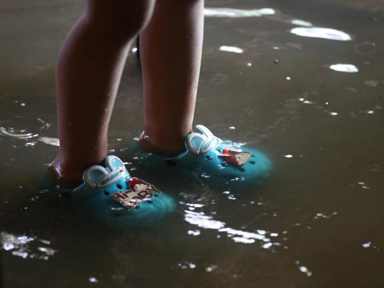 Rodeados de agua permanecen pobladores de Valle, tras paso de Pilar