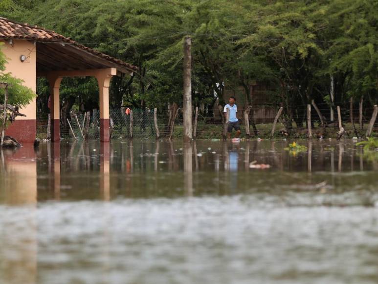 Rodeados de agua permanecen pobladores de Valle, tras paso de Pilar