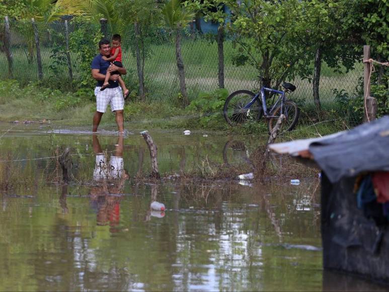 Rodeados de agua permanecen pobladores de Valle, tras paso de Pilar