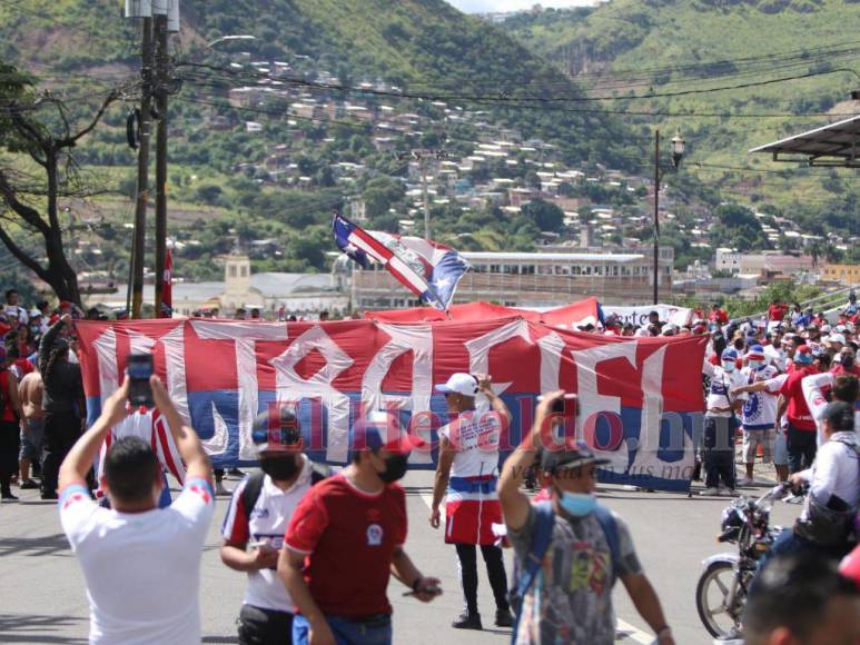 Pasión y amor por los colores: El carnaval de la Ultra Fiel previo al clásico Olimpia vs Real España