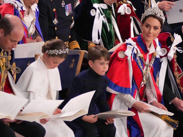 Bordado con hilos de plata y con aritos de la princesa Diana: así lució Kate Middleton en la coronación de Carlos III