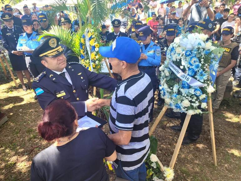 Soñaba con su título universitario: Dan último adiós a policía