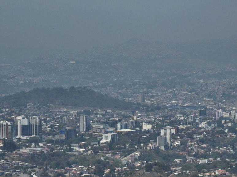 En imágenes: así luce la capital luego del pavoroso incendio forestal que estremeció el cerro El Trigo