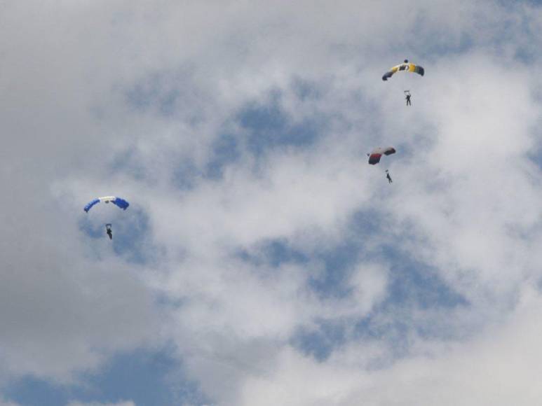 ¡Impresionante! Así surcaron el cielo hondureño los paracaidistas en los desfiles patrios