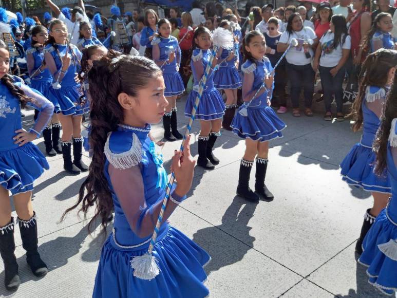 Pequeñas palillonas rinden tributo a la patria en desfiles en la capital