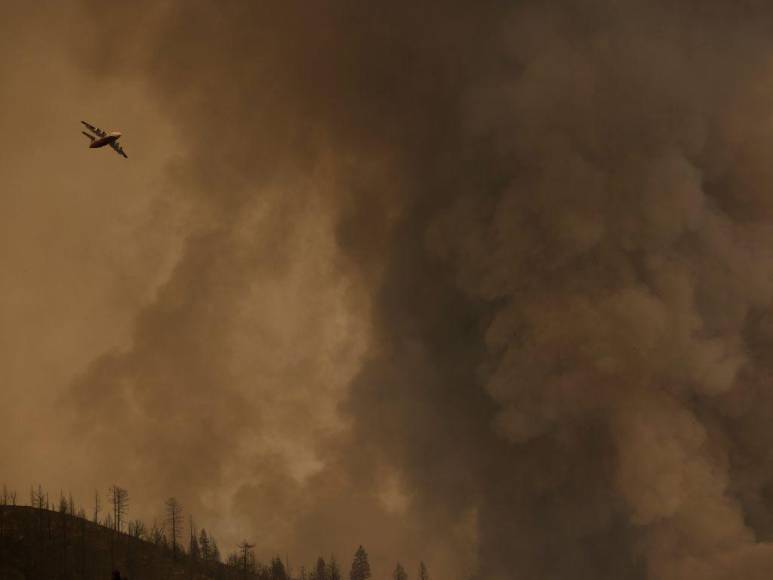 Incendio en California deja evacuados, casas convertidas en ceniza y bosques quemados