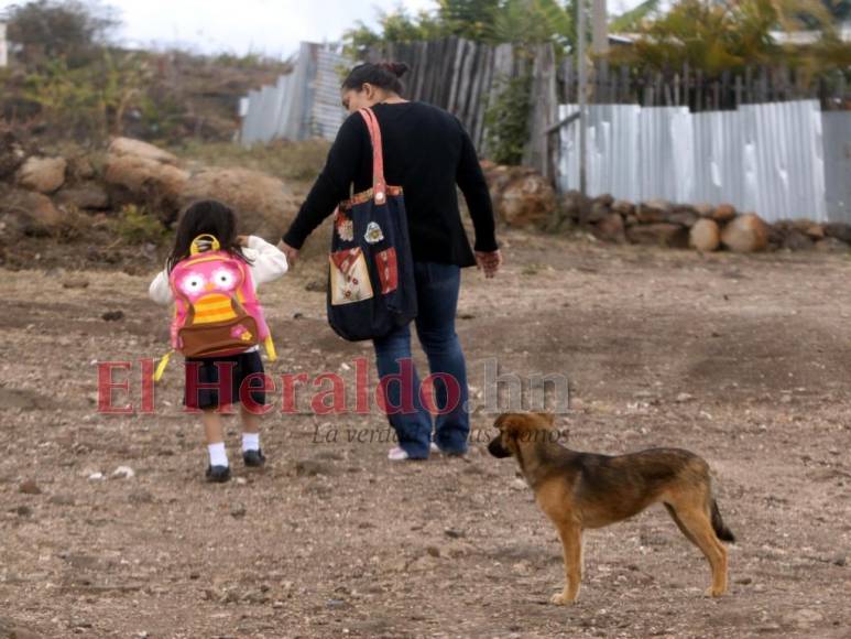 Con una dosis pediátrica contra el covid y tapabocas regresan los niños a las escuelas (Fotos)