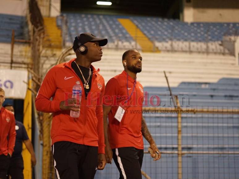 Alphonso Davies y las carnitas asadas enloquecen a la afición: así se vive el Honduras-Canadá