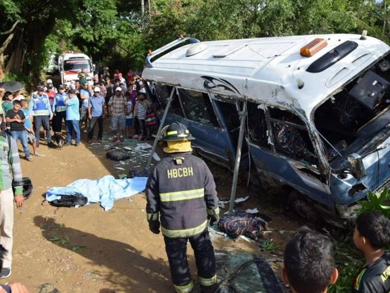 Drama y llanto: familiares llegan al accidente de bus en Altos de la Centroamérica