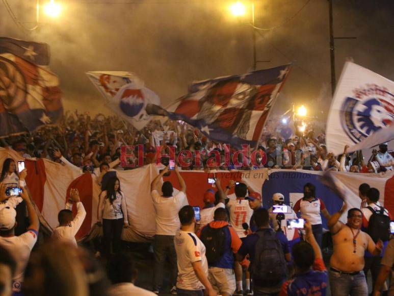 ¡Fiesta de tres colores! Así fue el carnaval de la Ultra Fiel previo al Olimpia vs Municipal