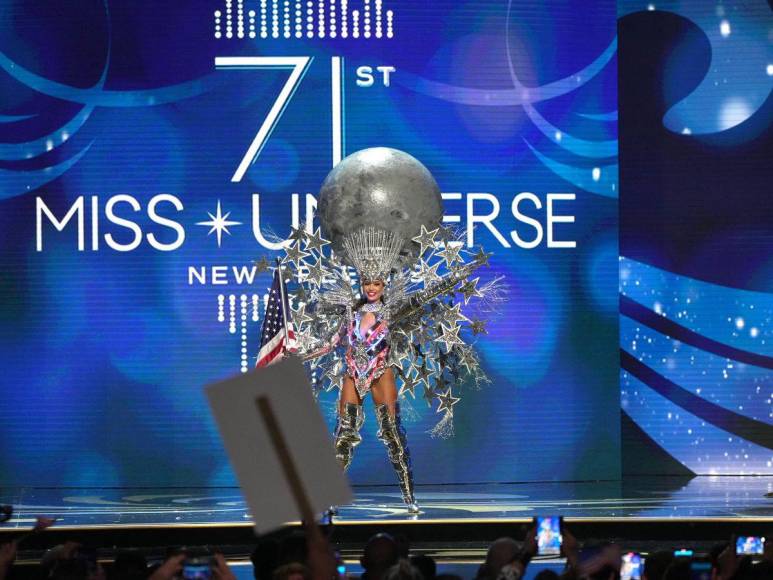 Patriotismo y elegancia en el desfile del traje típico de las candidatas al Miss Universo 2022