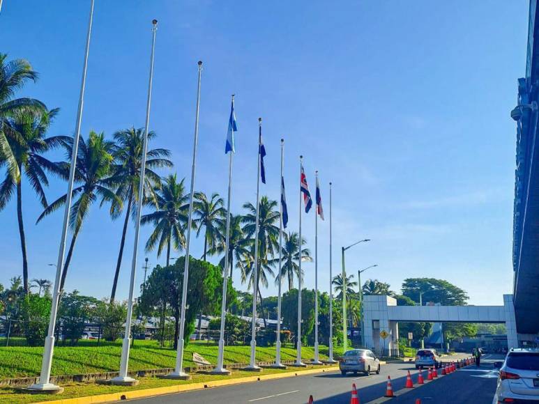 A media asta banderas de El Salvador en honor a víctimas de accidente