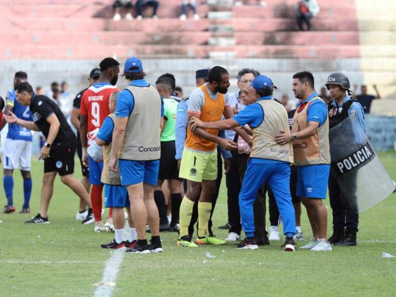 Bronca y polémico gesto: la expulsión de Pedro Troglio durante derrota del Olimpia