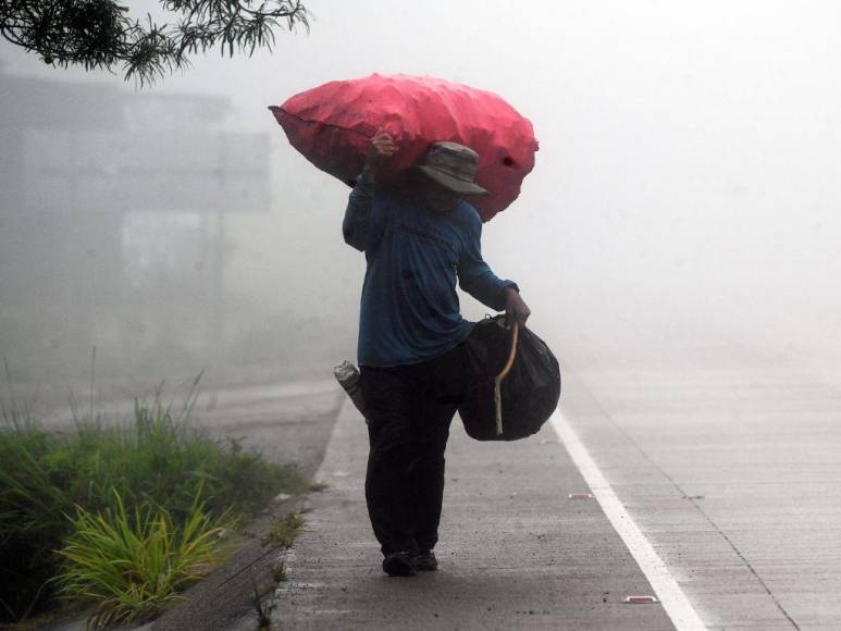 Comienzan evacuaciones en zonas de riesgo de Honduras ante tormenta Julia