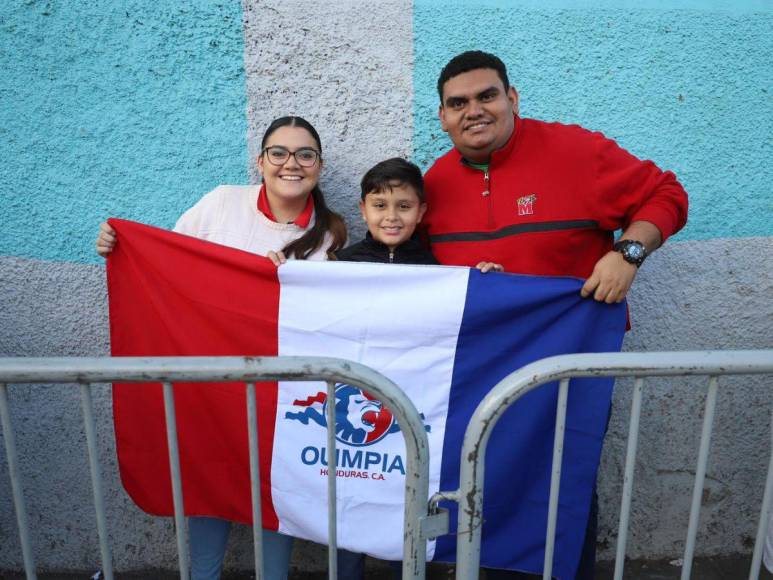 ¡Ya hay filas! Primeros aficionados en llegar a la final Olimpia-Motagua