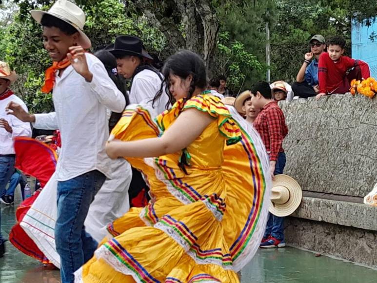 Alumnos conmemoran con danzas el Día del Cacique Lempira en la capital