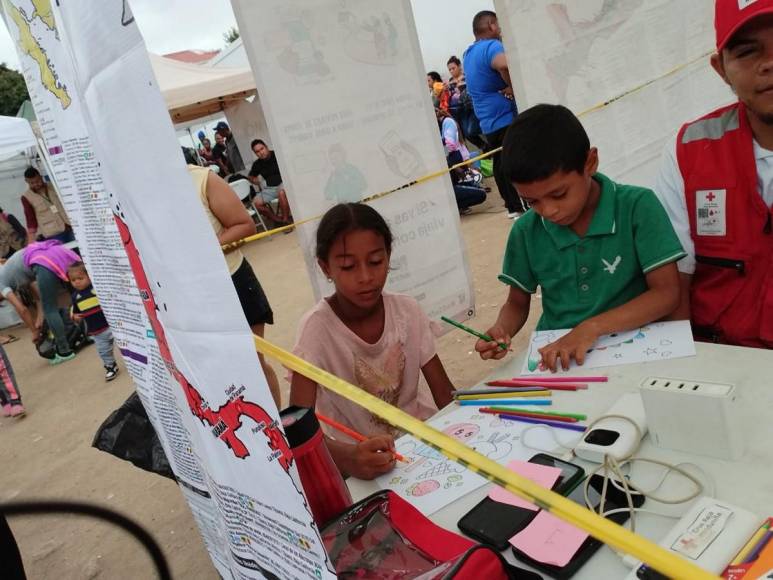 Decenas de niños forman parte de la amarga historia de familias migrantes varadas en Danlí