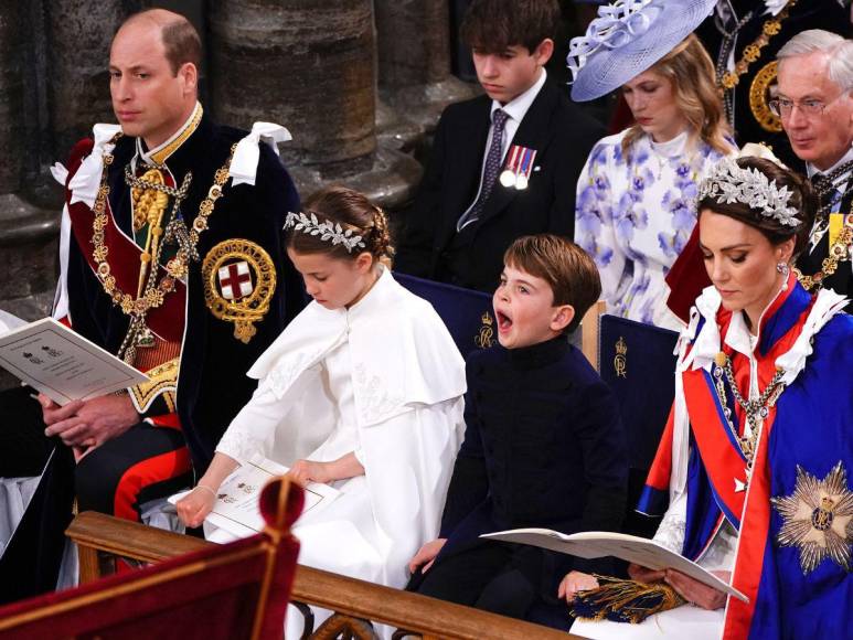 Bostezos, risas y gestos: príncipe Louis se convierte en el protagonista de la coronación de Carlos III