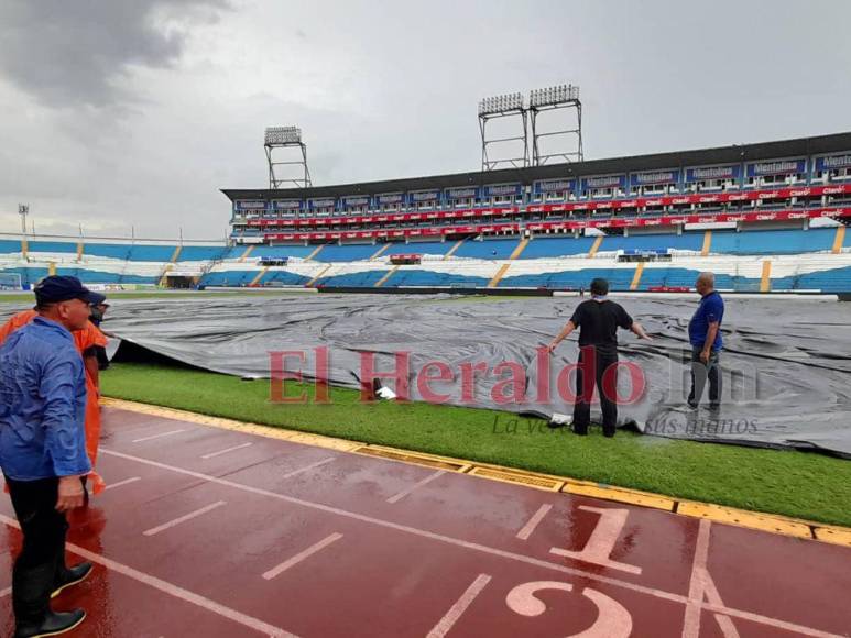 Fuerte lluvia y pocos aficionados: así luce el estadio Olímpico previo al Honduras vs Curazao