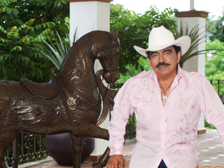 Una maldición persigue a los hijos varones de Joan Sebastian, según Mhoni Vidente