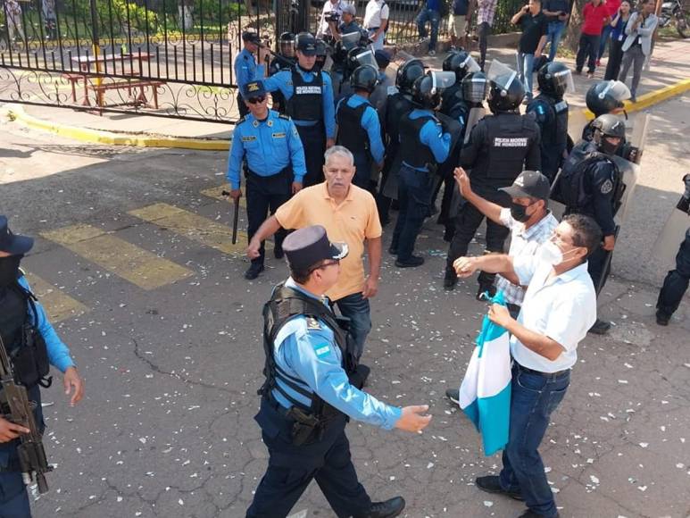 Botellazos, insultos y empujones en confrontación de colectivos de Libre y policías en Infop